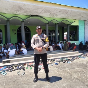 Ciptakan Kenyaman Saat Ibadah,  Bhabinkamtibmas Lakukan Pengamanan Sholat Jumat