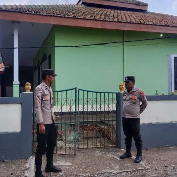 Personel Polsek Tepa Intensifkan Pengamanan Kegiatan Ibadah Sholat Jumat di Masjid Al-Munawwar