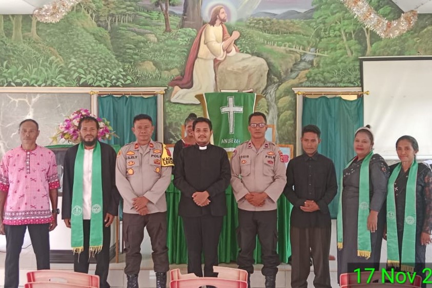 Kapolsek Leksula melaksanakan kegiatan Minggu Kasih di Gereja GMP Jemaat Waenama Olon