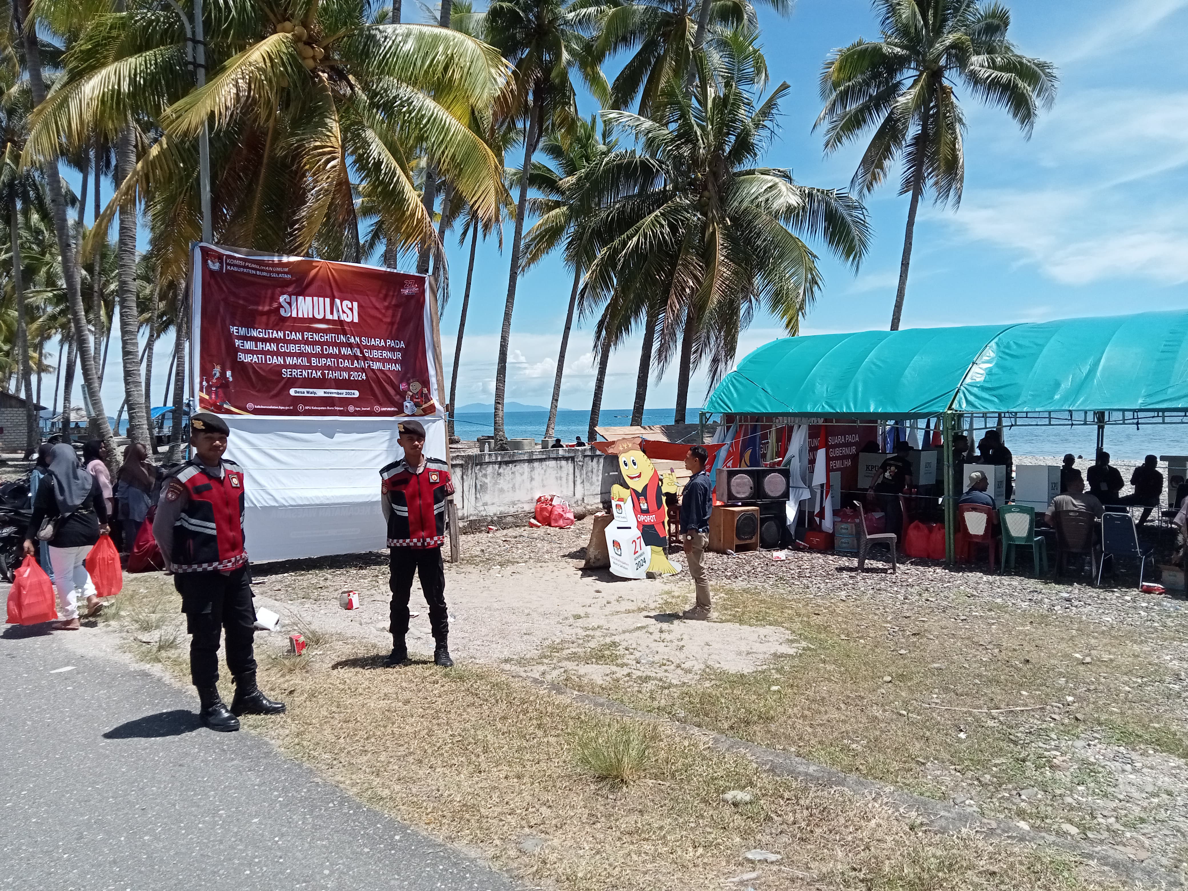 Personil Polres Buru Selatan Amankan pelaksanaan Simulasi Pemungutan dan Perhitungan Surat Suara