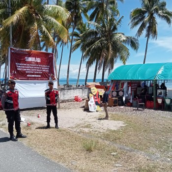 Personil Polres Buru Selatan Amankan pelaksanaan Simulasi Pemungutan dan Perhitungan Surat Suara