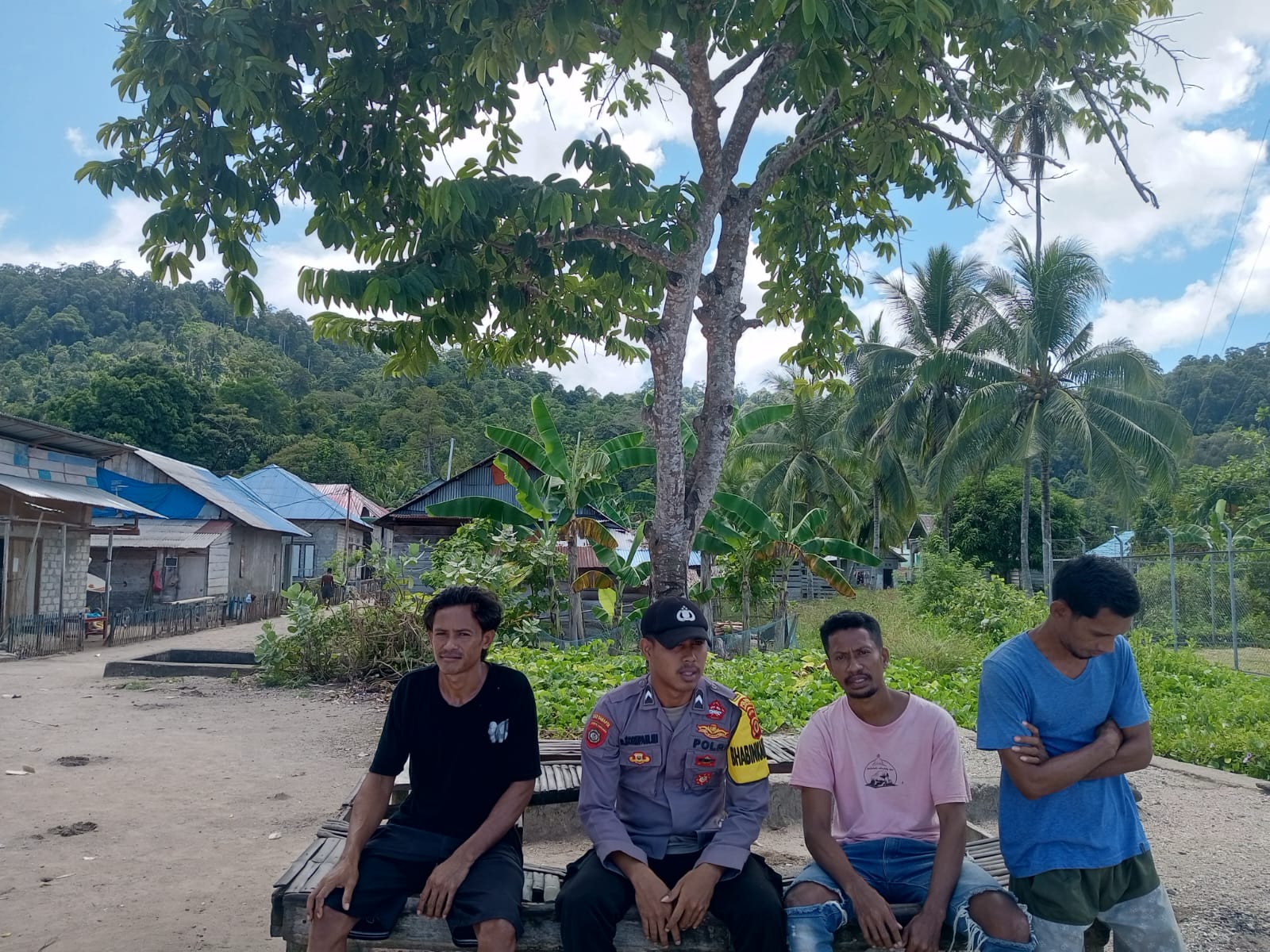 Bhabinkamtibmas Polsek Ambalau Desa Lumoy Sambangi Masyarakat Dalam Rangka Cooling System