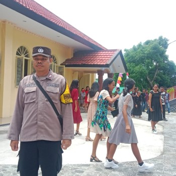 Bhabinkamtibmas Negeri Booi Lakukan Pengamanan Ibadah Minggu di Gereja Bethel