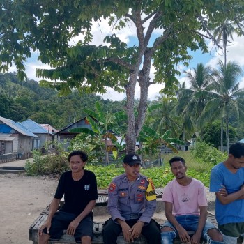 Bhabinkamtibmas Polsek Ambalau Desa Lumoy Sambangi Masyarakat Dalam Rangka Cooling System