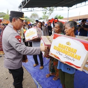 Tinjau Posko Pengungsian Erupsi Lewotobi, Kapolri Pastikan Pelayanan dan Kebutuhan Warga