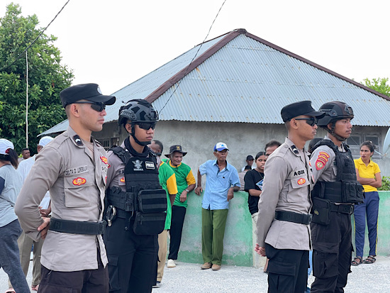 Puluhan Personel OMP Polres Kepulauan Tanimbar diterjunkan amankan salah satu Cagub di Desa Kelaan