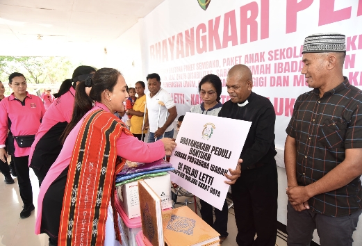 Ketum Bhayangkari Pusat Kembali Salurkan Ribuan Paket Bansos di MBD