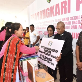 Ketum Bhayangkari Pusat Kembali Salurkan Ribuan Paket Bansos di MBD