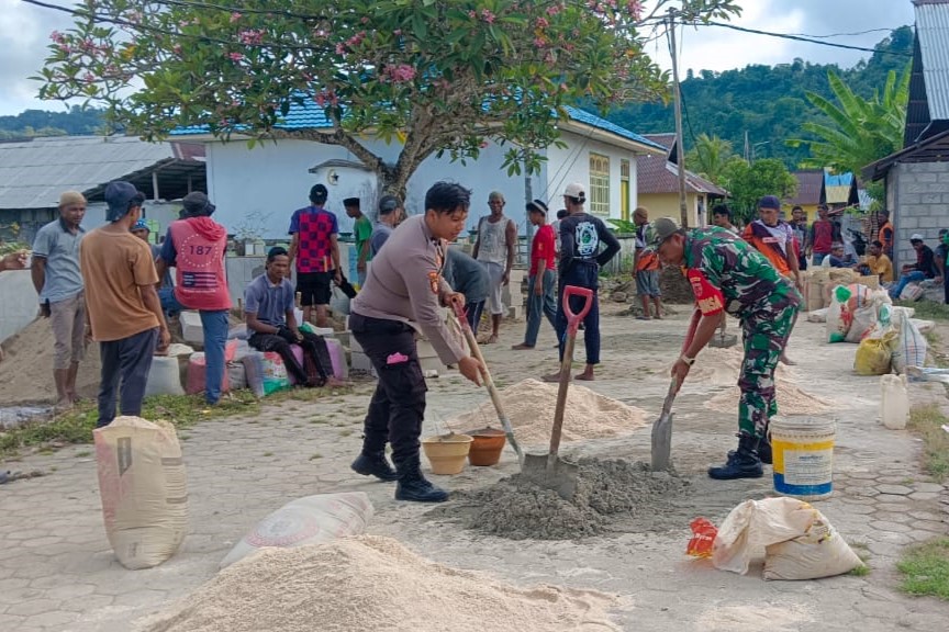 Bhabinkamtibmas Polsek Ambalau Gotong Royong Bangun Pagar Keramat Desa Siwar