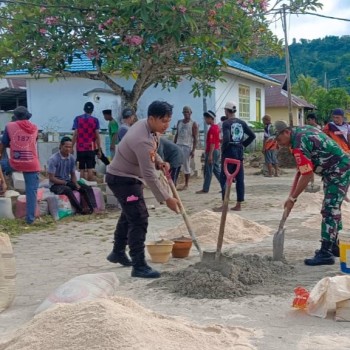 Bhabinkamtibmas Polsek Ambalau Gotong Royong Bangun Pagar Keramat Desa Siwar