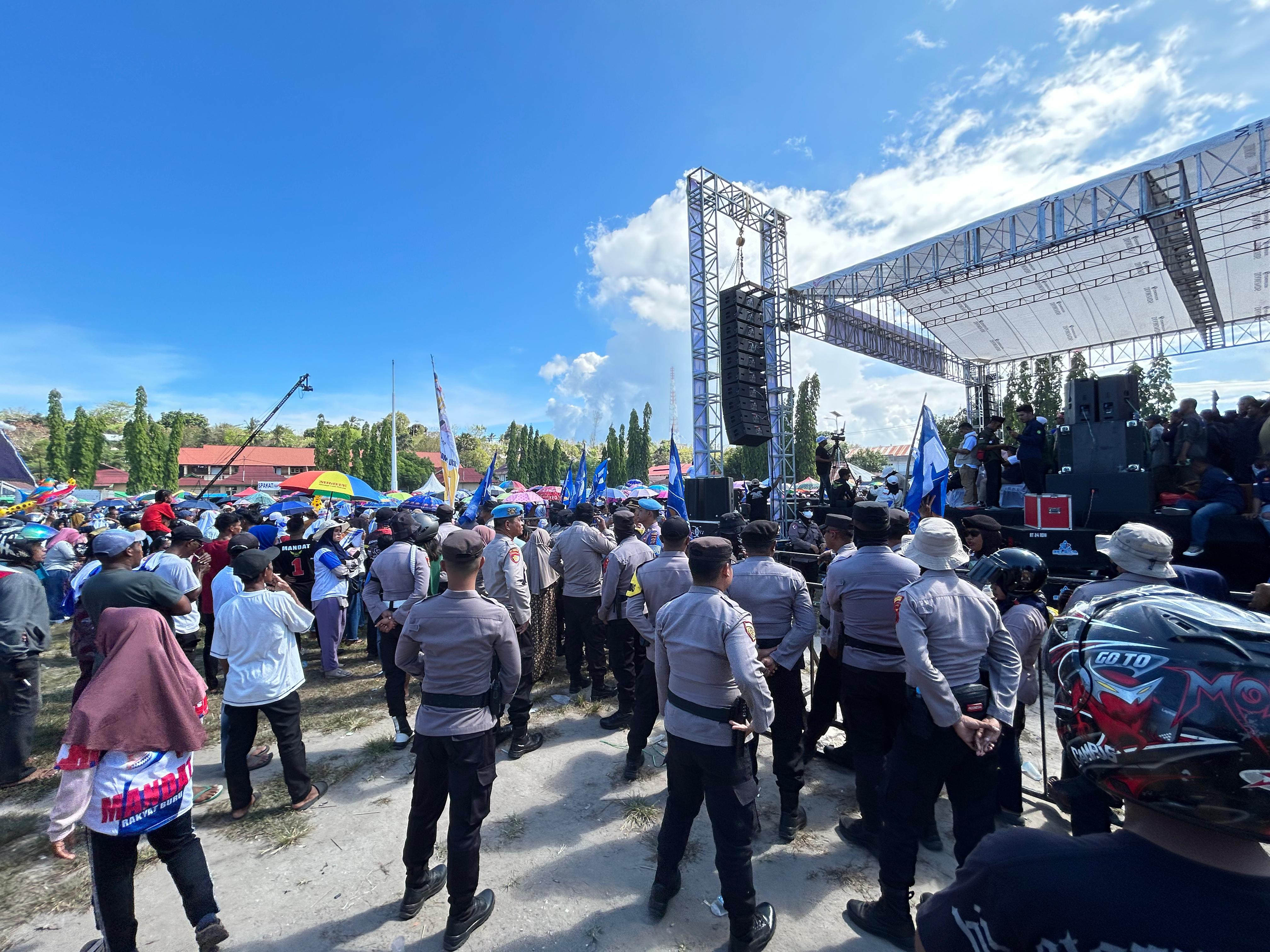 Polres Buru Berikan Pengamanan Kampanye Terbuka Pasangan Calon Bupati dan Wakil Bupati di Lapangan Pattimura Kota Namlea