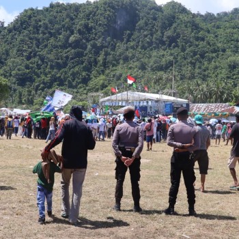 Polres Buru Selatan Amankan Kampanye Akbar Calon Bupati dan Wakil di Kec. Namrole