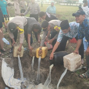 Polsek Kepala Madan Musnahkan Miras Dalam Rangka Menjaga Stabilitas Kamtibmas di Kecamatan Kepala Madan