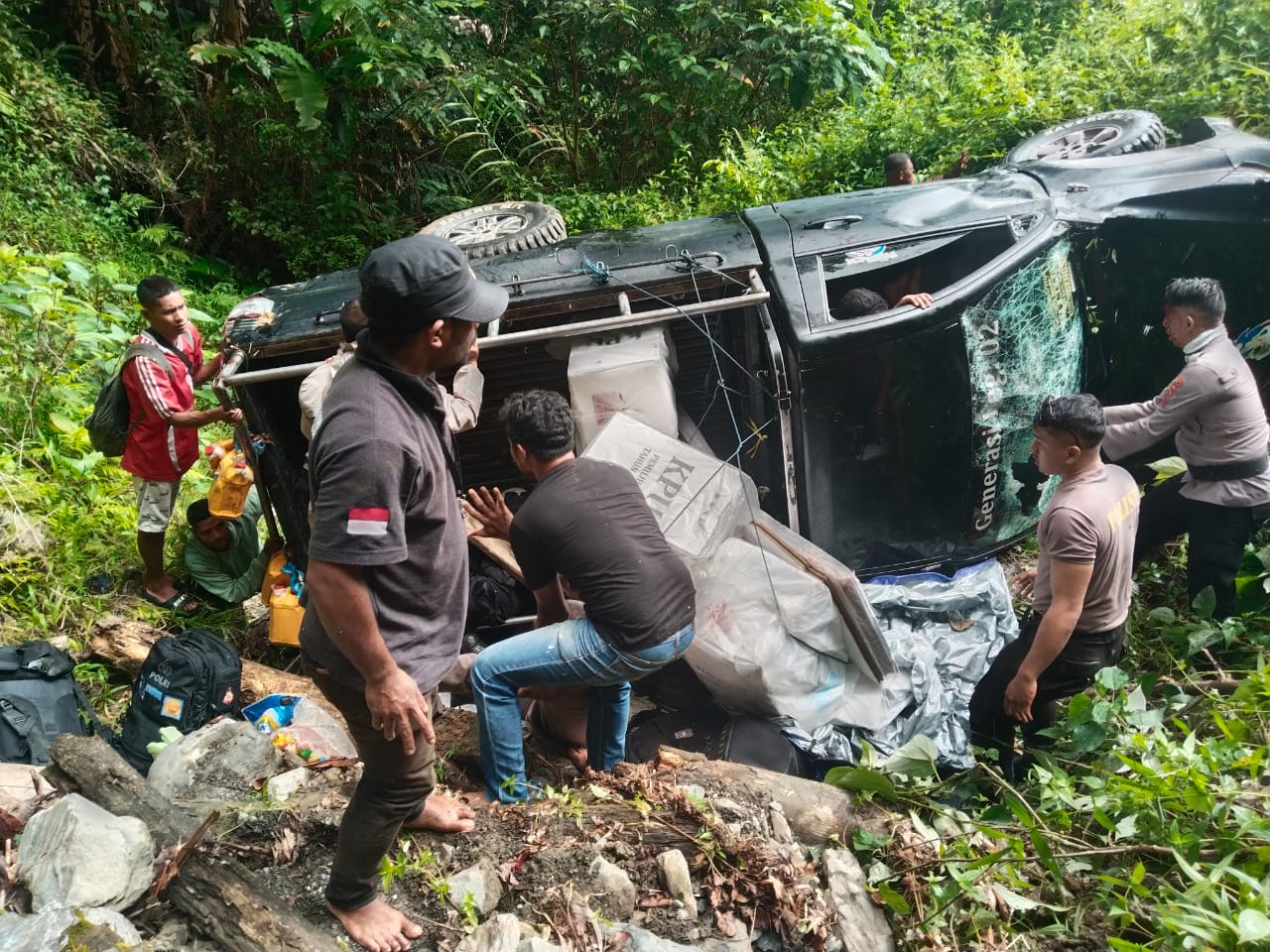 Mobil Pengangkut Logistik Pilkada di Buru Terbalik, Empat Anggota Polisi Terluka