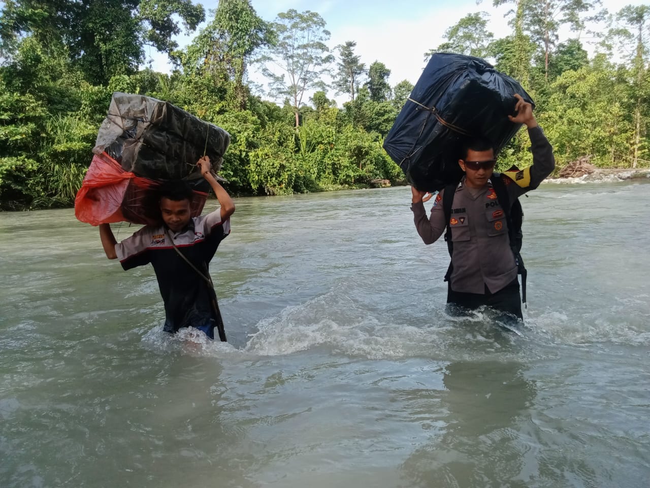 Personel Pengamanan TPS di Wilayah Pegunungan Manusela Terabas Hujan dan Banjir