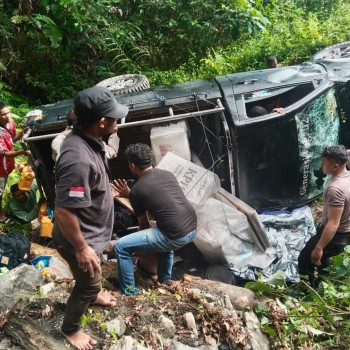 Mobil Pengangkut Logistik Pilkada di Buru Terbalik, Empat Anggota Polisi Terluka