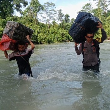 Personel Pengamanan TPS di Wilayah Pegunungan Manusela Terabas Hujan dan Banjir